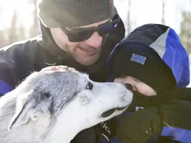 Koko perheen päivä huskytilalla Raitolassa Rovaniemellä