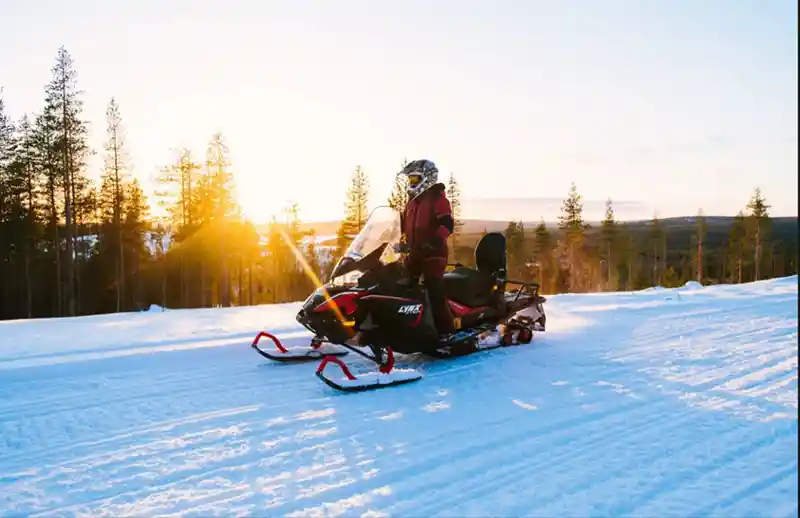 Moottorikelkkailua, poroja ja perinteisiä makuja